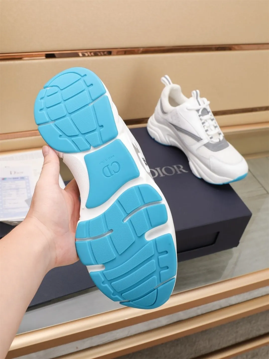Men's shoes 💰P460💰【Dior】Dior✨ is online at the same time👏 This casual sneaker is a new product in the series and continues Di*r's classic style. The upper is made of original mesh and cow leather, with a two-color textured outsole, and the brand's iconic details on the rear collar and heel to enhance the style. Fashionable and versatile. Wear it with jeans or slacks for a casual look. Size: 38-44 (45 customized)